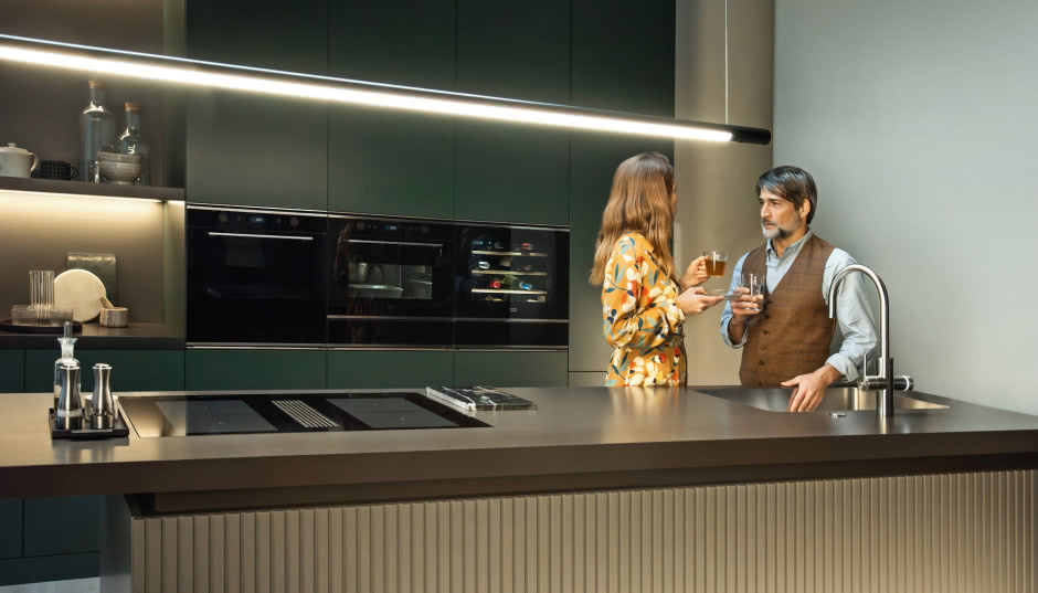 Płyta indukcyjna zintegrowana z okapem - jak działa, do jakiej kuchni pasuje i na co zwrócić uwagę przed zakupem? Praktyczny poradnik Franke