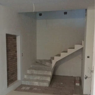 Jak ozdobić ścianę przy schodach?