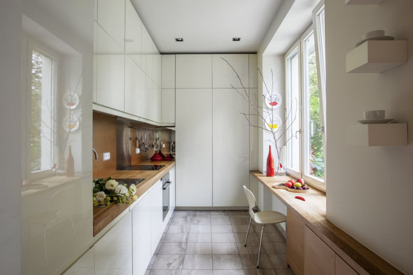 Wąska kuchnia - biel i dębowe blaty