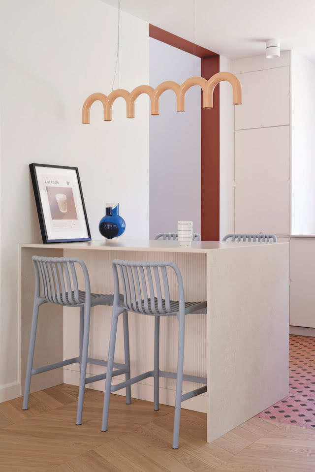 lampa nad półwyspem w kuchni