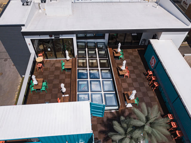 Okna do dachów płaskich w nadmorskich restauracjach w USA