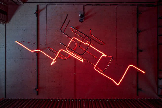 neon we wnętrzu loftu