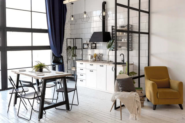 białe meble kuchenne, drewniany blat, okap, kwadratowy stół z krzesłami, fotel, krzesło