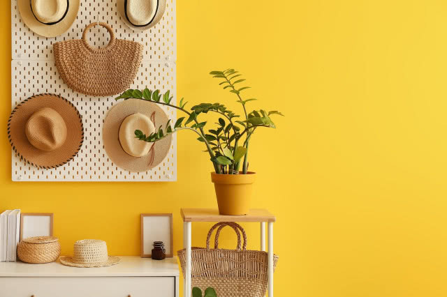 kapelusze na metalowej tablicy z Ikea