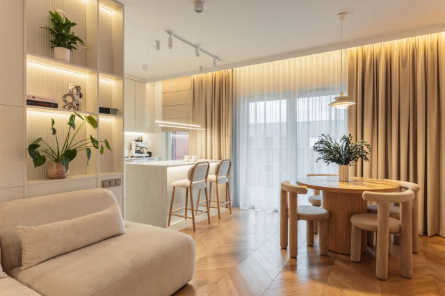 Parkiet w jodełkę salon z jadalnią