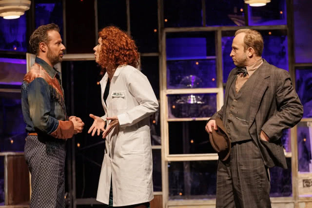 trzech bohaterów, dwójka się kłóci