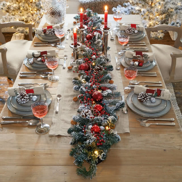 stół utrzymany w czerwieni