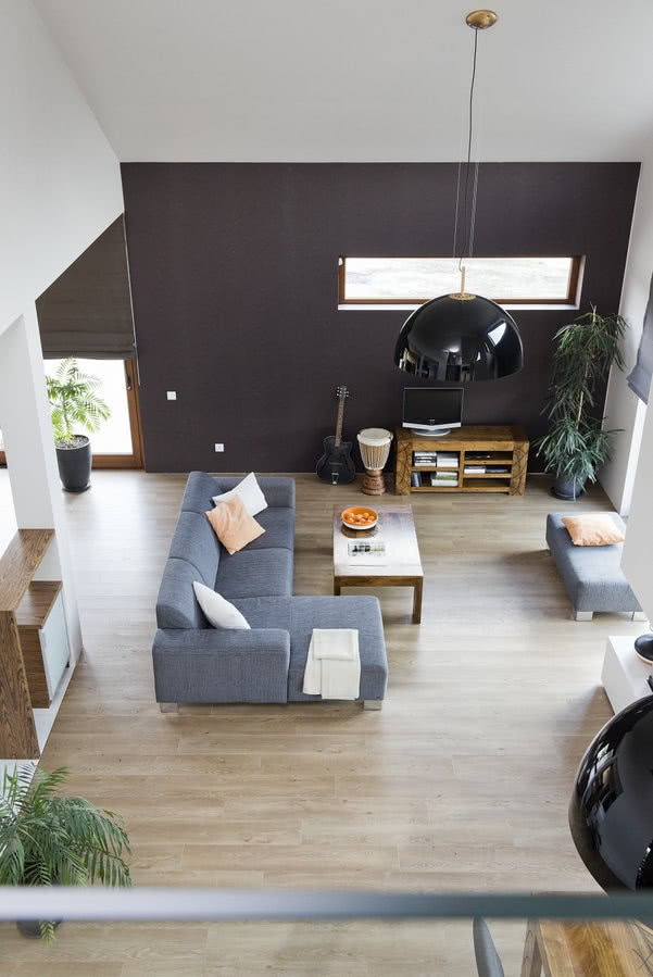 Widok na salon z antresoli