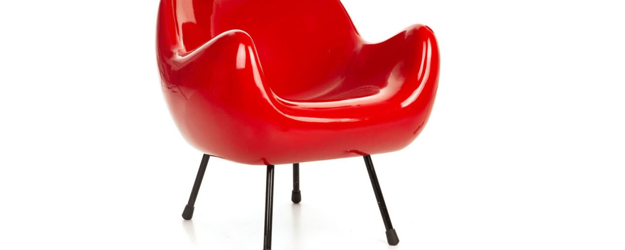 Jest jednym z najważniejszych obiektów w historii polskiego wzornictwa. Stworzony w latach 50-tych fotel z laminatu epoksydowego. Zaprojektował go: