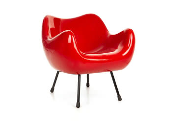 Jest jednym z najważniejszych obiektów w historii polskiego wzornictwa. Stworzony w latach 50-tych fotel z laminatu epoksydowego. Zaprojektował go: