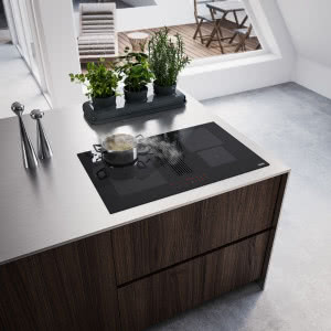 Płyta indukcyjna zintegrowana z okapem - jak działa, do jakiej kuchni pasuje i na co zwrócić uwagę przed zakupem? Praktyczny poradnik Franke