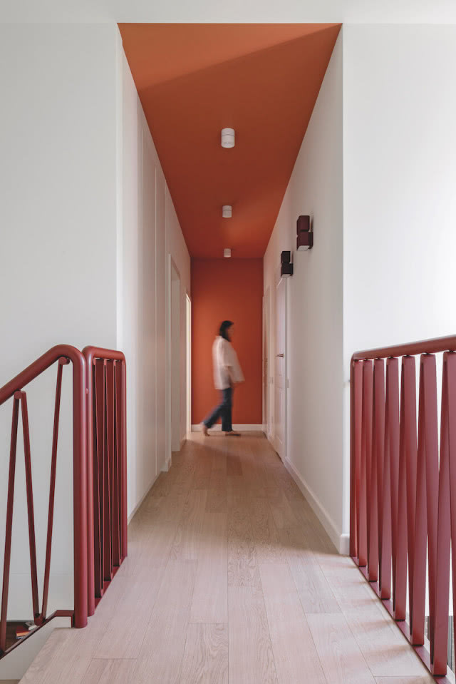 czerwona balustrada schodów i czerwony sufit 