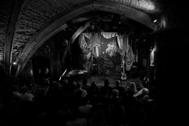 czarno-białe zdjęcie, widok z góry na scenę