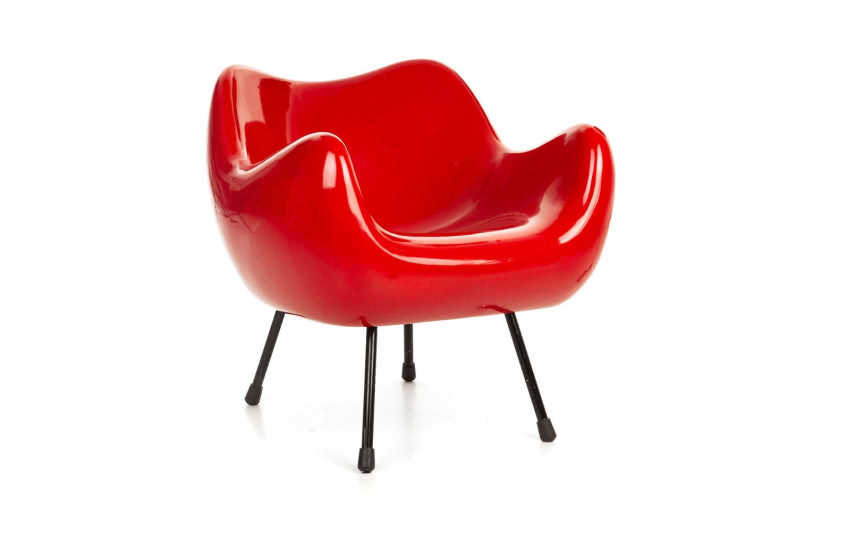 Jest jednym z najważniejszych obiektów w historii polskiego wzornictwa. Stworzony w latach 50-tych fotel z laminatu epoksydowego. Zaprojektował go: