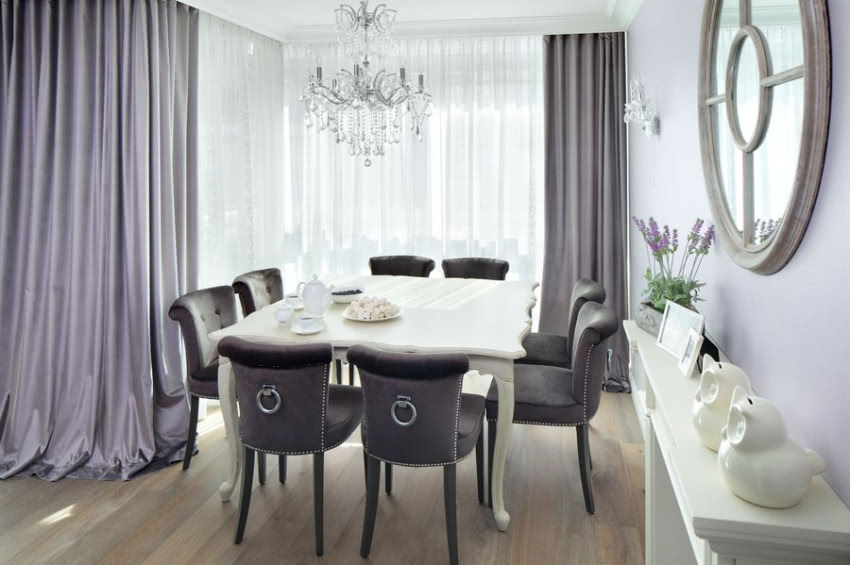 Błyszczące kryształkami sufitowe lampy...