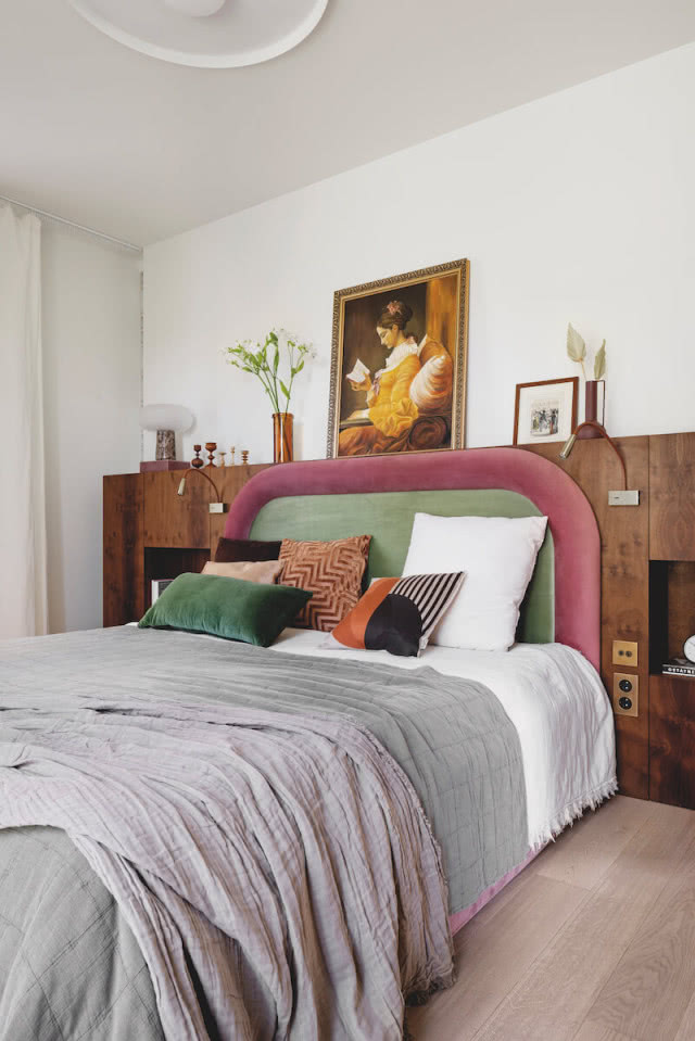kolorowy zagłówek łóżka w sypialni
