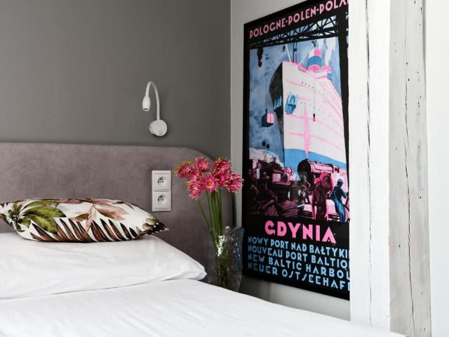 fragment łóżka z plakatem gdynia