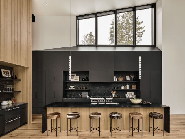 czara zabudowa kuchenna, nad okna po skosie