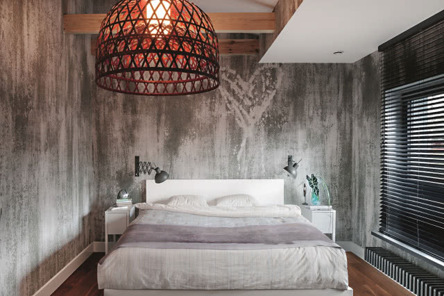 Surowe wnętrze przełamane designerskimi dodatkami z najwyższej półki - oto recepta architekt Anny Koszeli na sypialnię idealną. Jest nowocześnie, elegancko i z charakterem, a drewniane belki dodają ciepła i przytulności. KOSZELA.PL