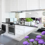 Kominek. Wprawdzie na niby, ale jest. Ten...