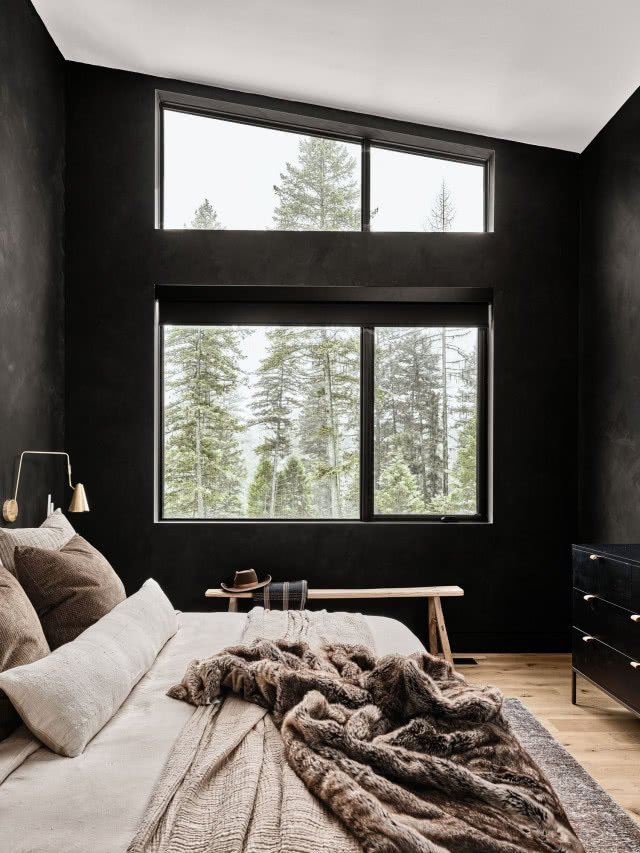 czarne ściany sypialni