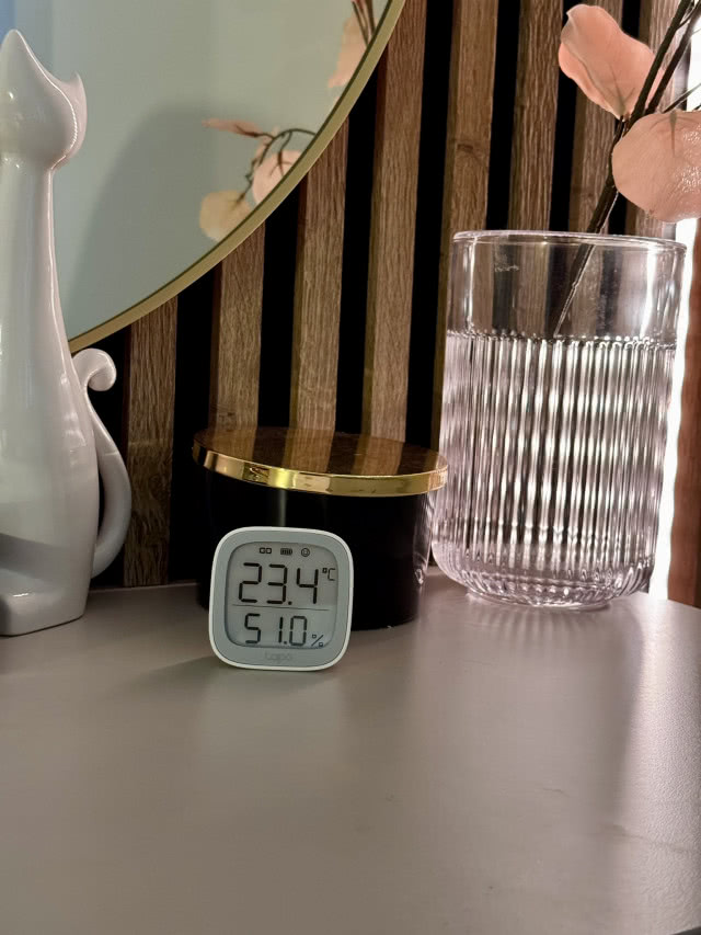 Inteligentny czujnik TP-Link Tapo T315 monitoruje
temperaturę i wilgotność w pomieszczeniu.