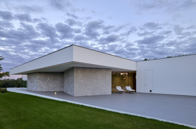 Widok od strony ogrodu - leżaki.