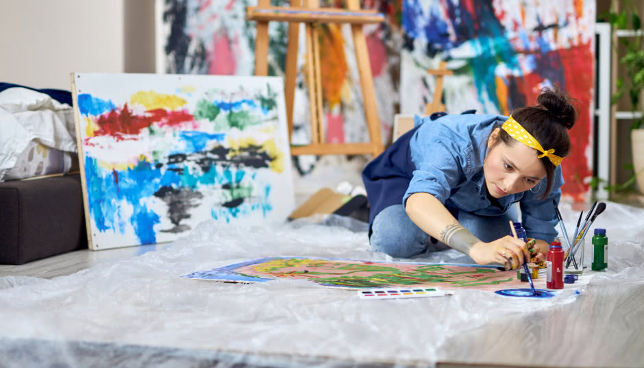 Gdzie kupować obrazy do salonu? Sprawdzone miejsca na zakup sztuki do wnętrz!