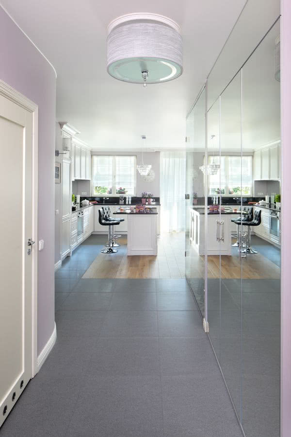 Lustrzane są także fronty szaf w holu. Dzięki...