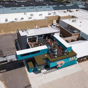 Okna do dachów płaskich w nadmorskich restauracjach w USA