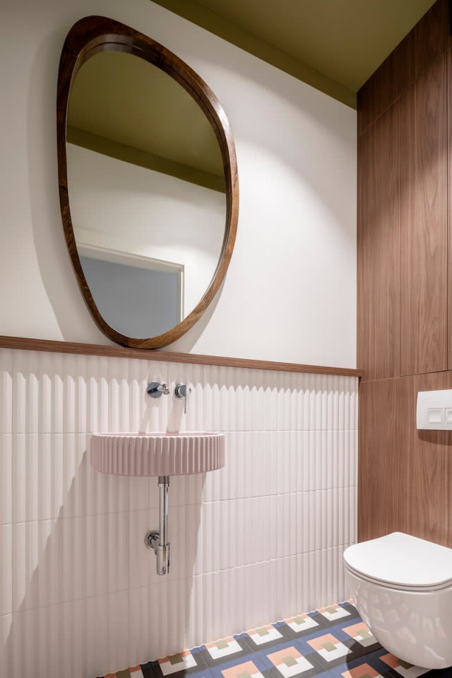 mała łazienka z różową umywalką