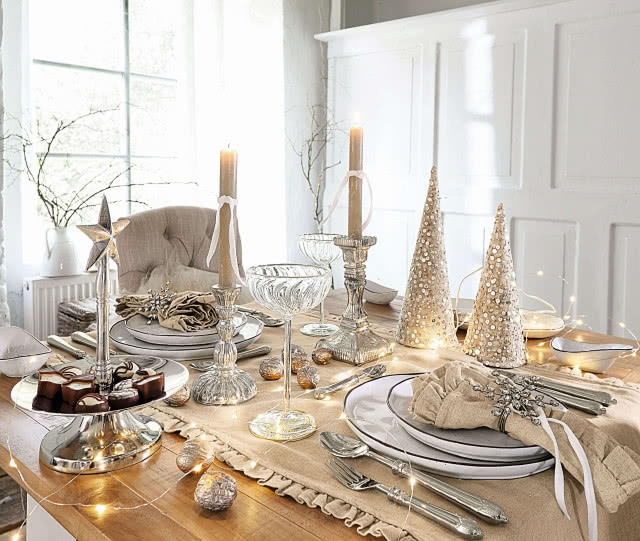 stół utrzymany w srebrnym kolorze