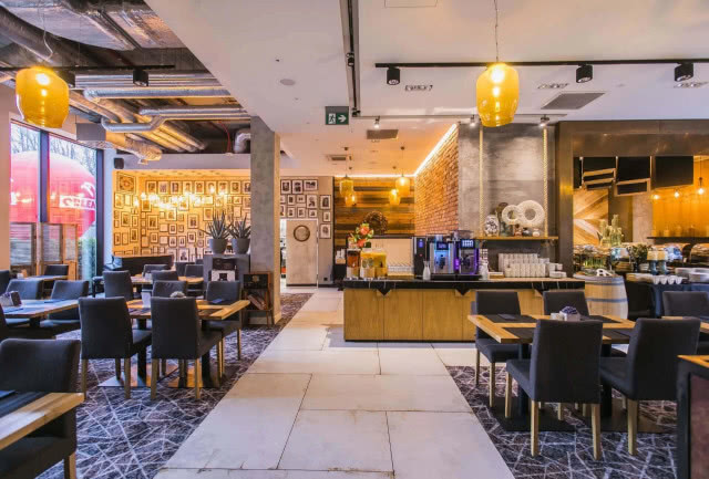 obszerna restauracja