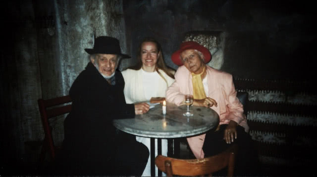 mężczyzna w kapeluszu i dwie kobiety przy stoliku