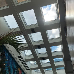 Okna do dachów płaskich w nadmorskich restauracjach w USA