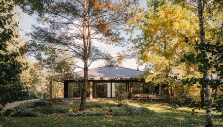 Ten dom ma elewację ze zwęglonego drewna! Idealnie wtopiono go w otoczenie