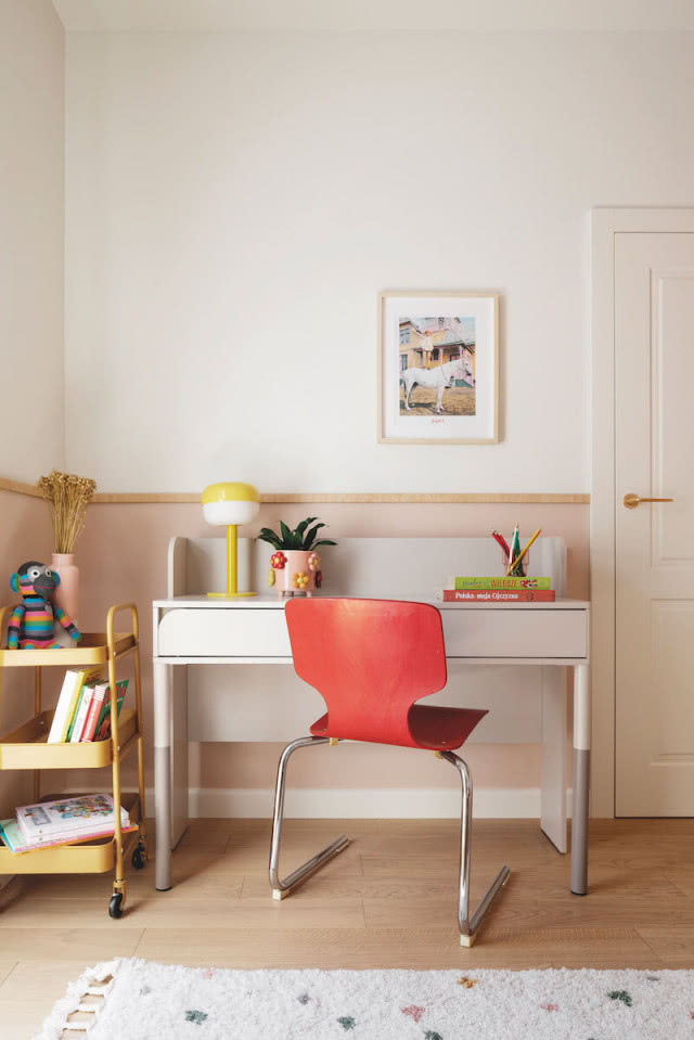 biurko i czerwone krzesło 