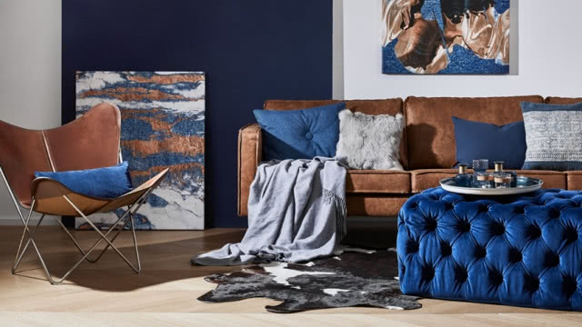 fragment kanapy i pikowanego pufa