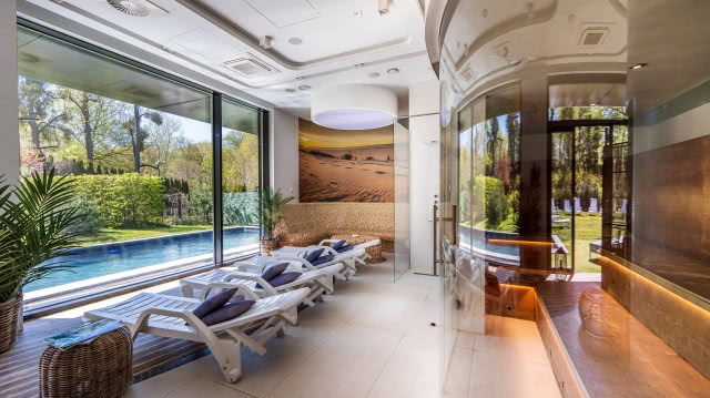 spa, leżaki, za dużym oknem basen