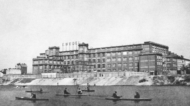 widok na Jeziorko Kamionowskie i fabrykę Wedla