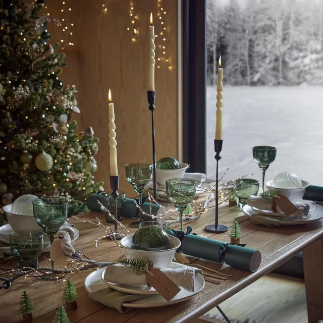 stół utrzymany w zieleni