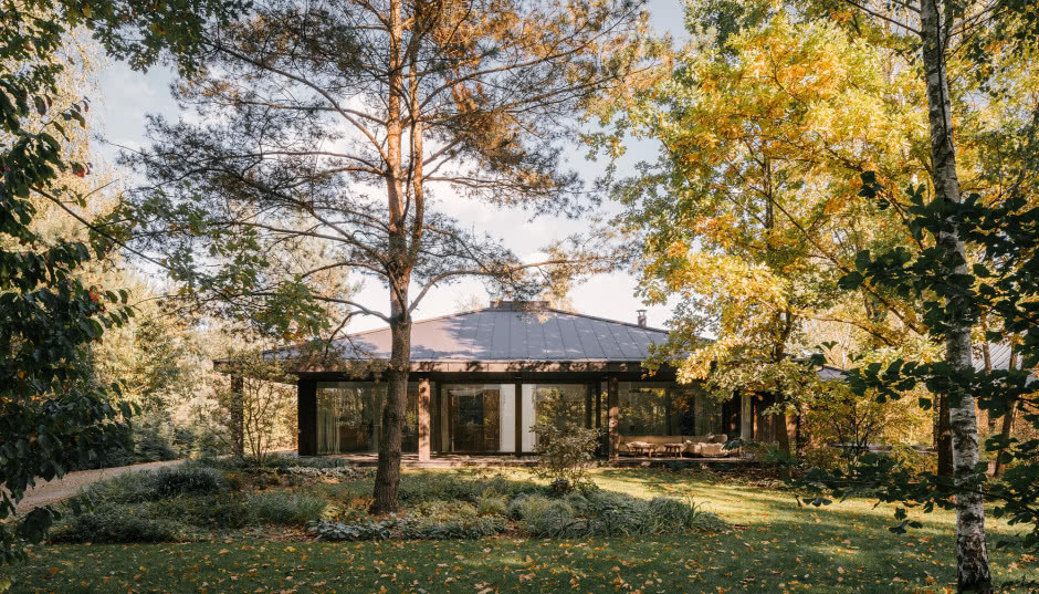 Ten dom ma elewację ze zwęglonego drewna! Idealnie wtopiono go w otoczenie