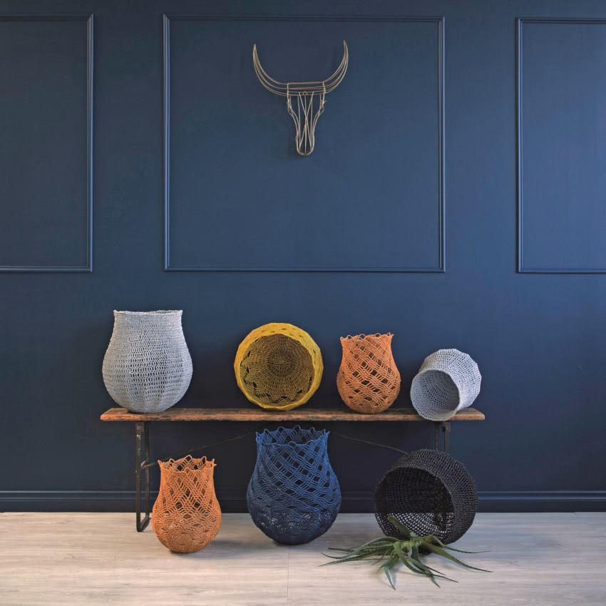 Tradycyjne konopne kosze
wyplatane w mieście...