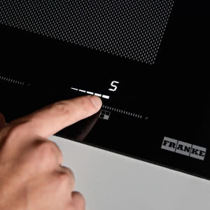 Płyta indukcyjna zintegrowana z okapem - jak działa, do jakiej kuchni pasuje i na co zwrócić uwagę przed zakupem? Praktyczny poradnik Franke