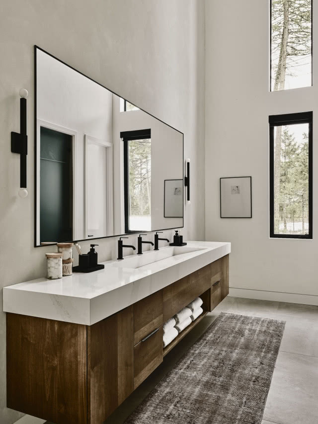 umywalka z odpływem, 3 krany i wielkie lustro