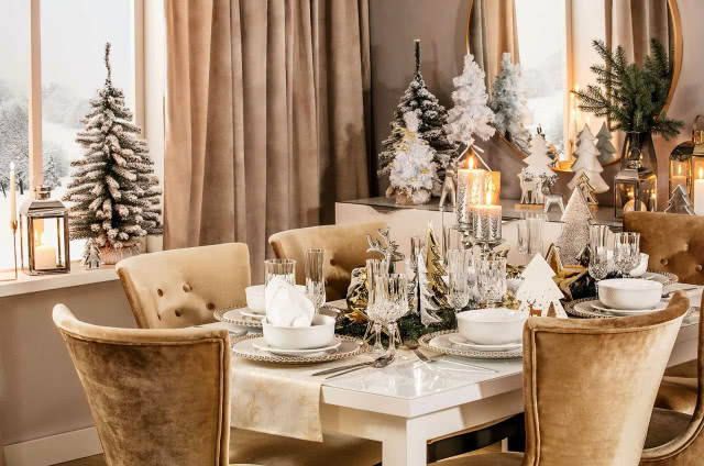 stół w kolorze złotym