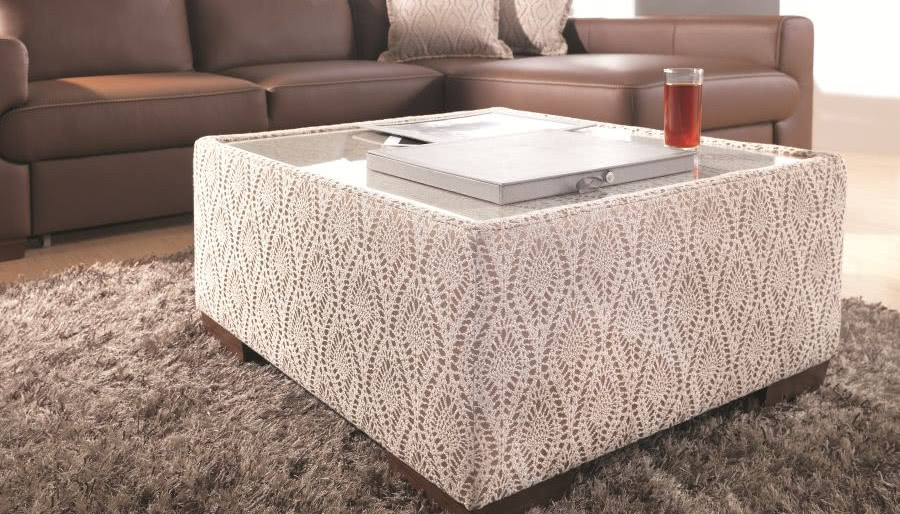 Stolik odziany w koronki