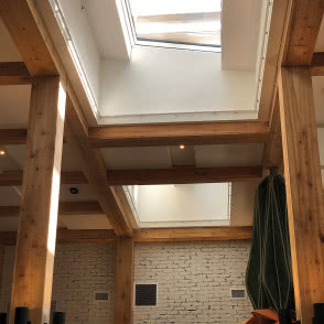 Okna do dachów płaskich w nadmorskich restauracjach w USA