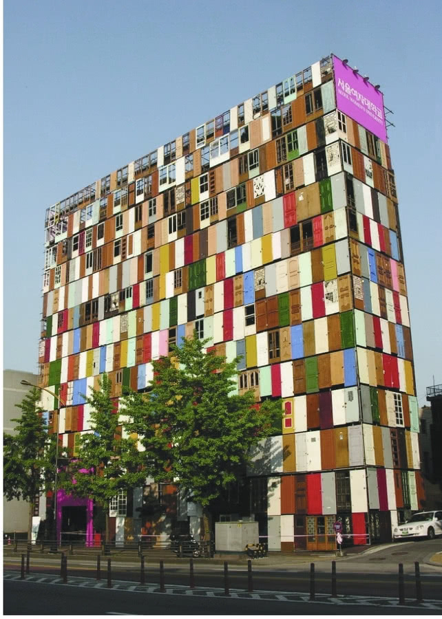 Dom z tysiąca niepotrzebnych drzwi 
w Korei,...