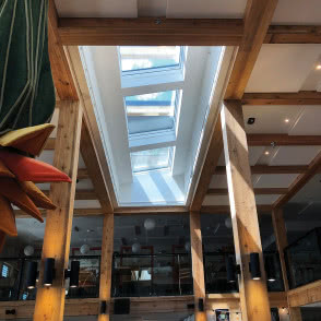 Okna do dachów płaskich w nadmorskich restauracjach w USA